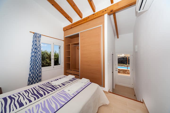 Dormitorio principal con baño en suite de Ficula Vell A