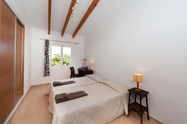 2ª habitación doble con dos camas dispuestas al lado de Ficula Vell A