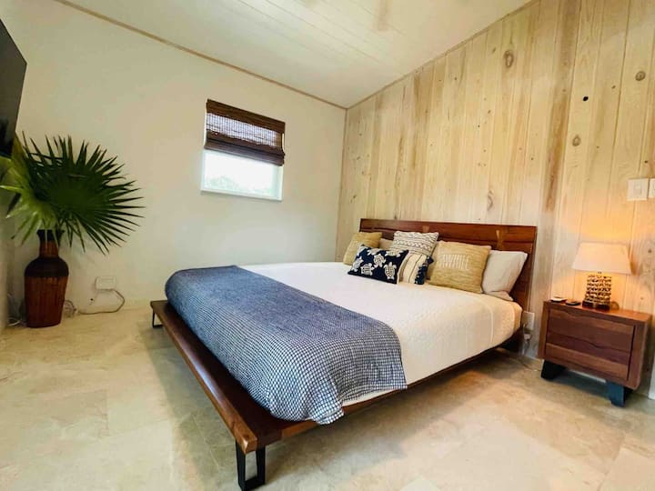 Chumba cha kulala cha Master kina kitanda aina ya king, godoro la Nectar na mashuka yenye ubora wa hali ya juu. 