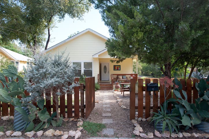 East Austin bungalow – family friendly