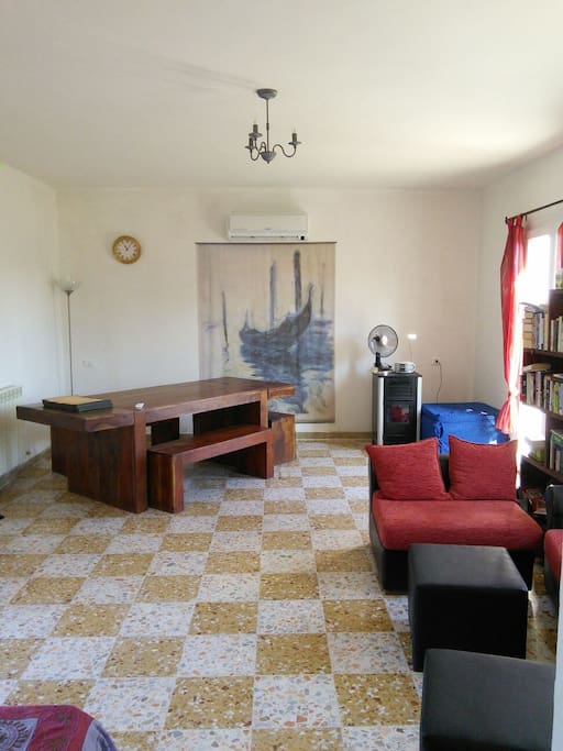 Lounge and dining area, air conditioning.