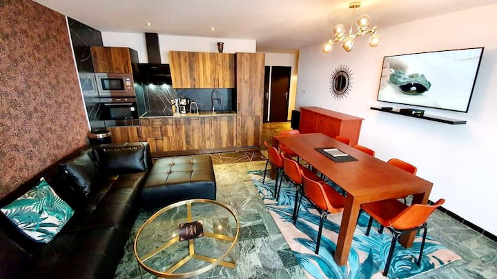 Кујнска дневна соба со кауч и маса за 8 лица спокојно 