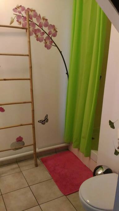 votre salle de douche avec lavabo et WC