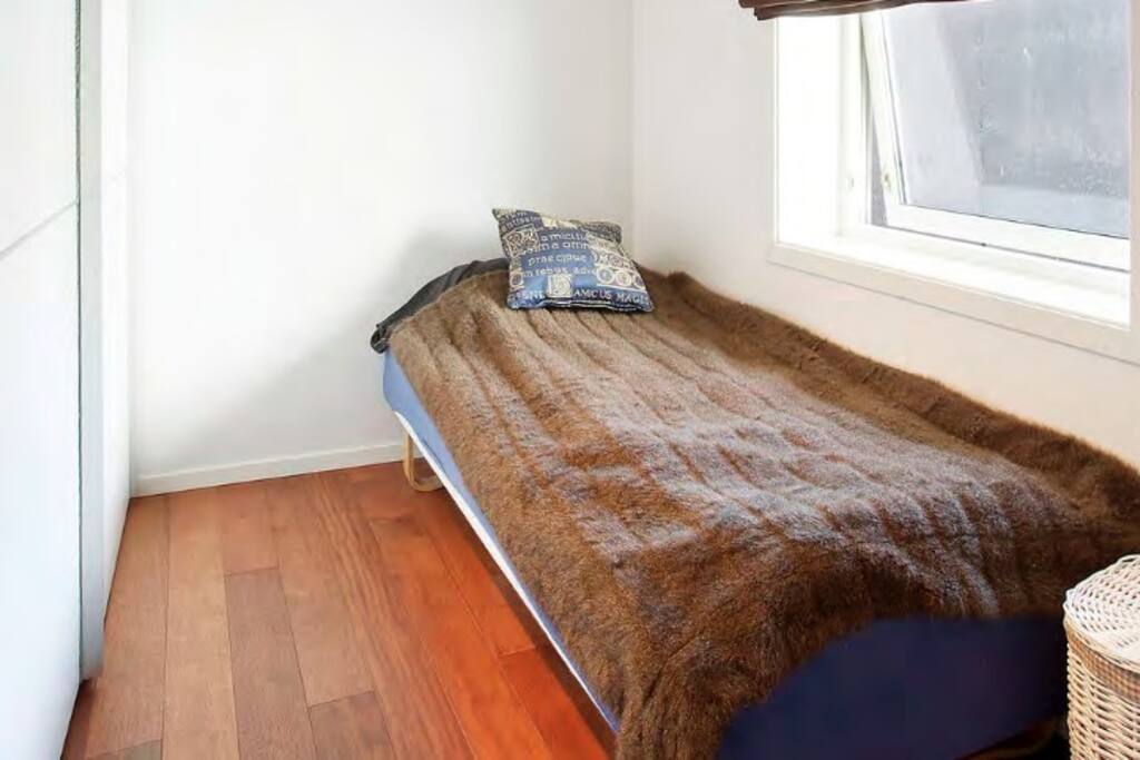 The room for hire, bed is 120 cm,