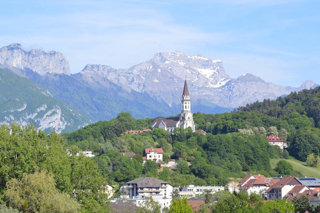 Vue sur la montagne de la Tournette derrière la basilique de la Visitation