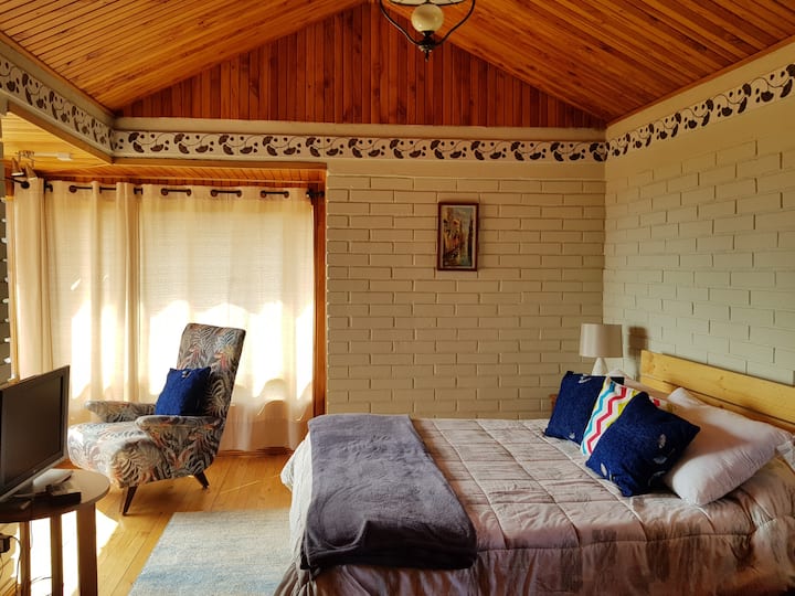 الغرفة مشرقة للغاية،  مع نافذة كبيرة مع إطلالة جميلة على المحيط والشاطئ.
كما أنه متصل بالحمام، (الجناح)
تلفزيون الكابل.. 
الفراش المناسب والدفء.
وفقًا لموسم السنة