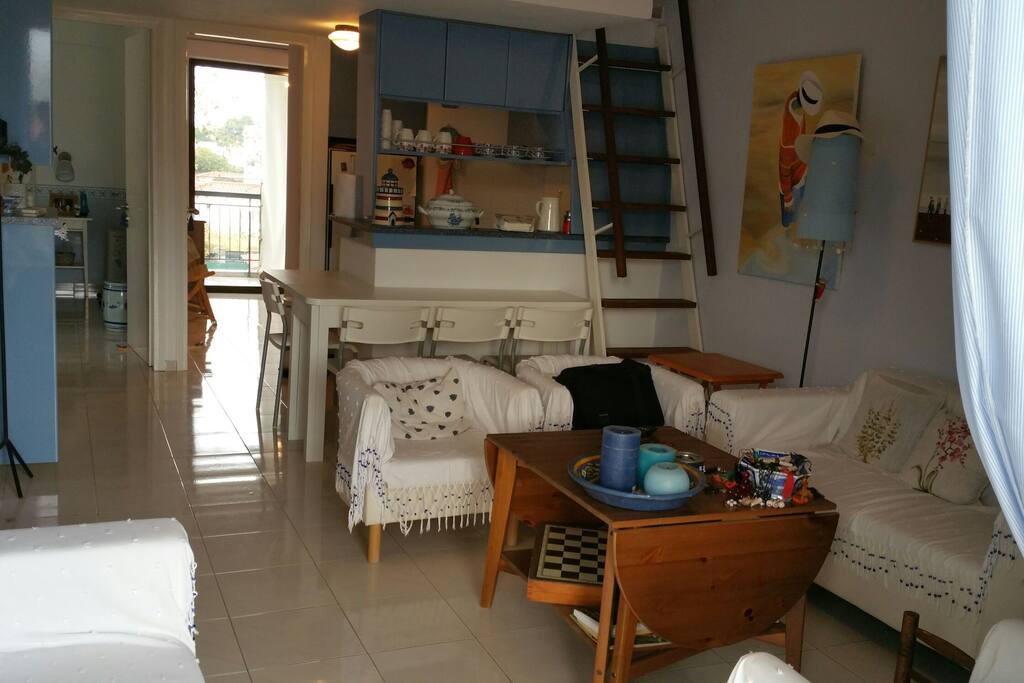 Spacious living room, seating 8 persons easily, with navy decoration details.