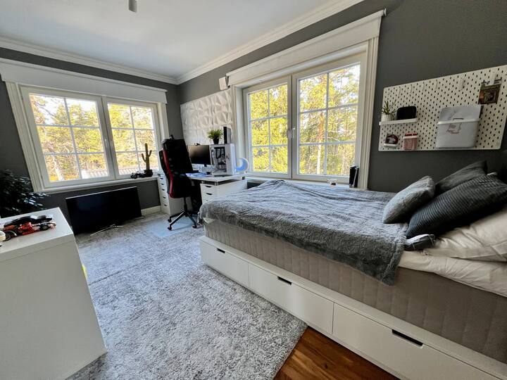 Спалня с единично легло и изглед към гората 