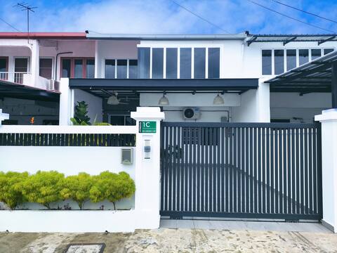 Merdeka ONE Homestay. Wifi & Washer. 4Rooms /8 Pax