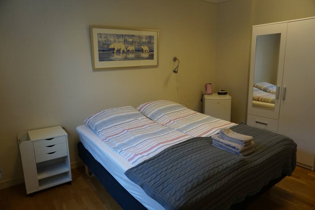 Rommet med skap og eget kjøleskap