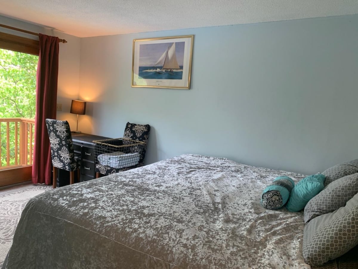 King bed with a dedicated workspace