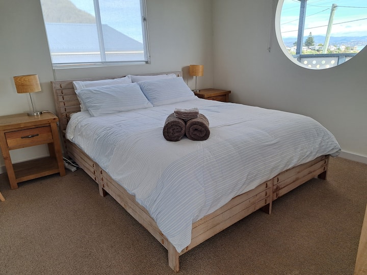 1号卧室，配备标准双人床和水景