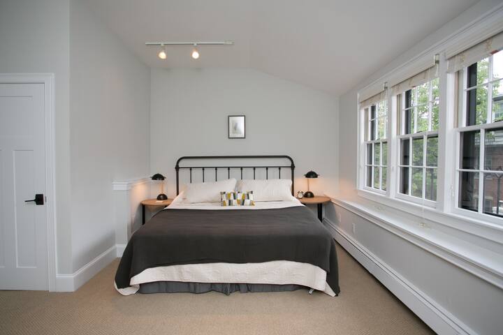 3 Bdrm 2BA Apt Quiet Spotless Parking Top Location gallery image 4