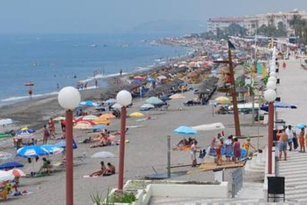 Sol y playa en un ambiente tranquilo.