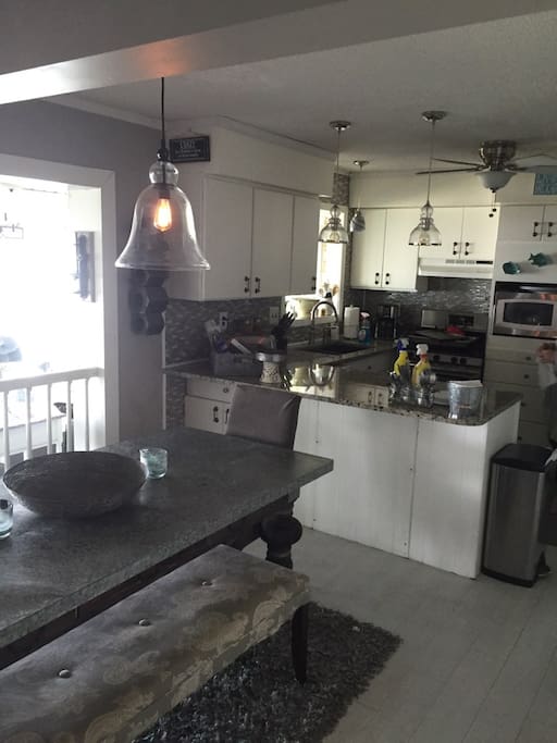 Open kitchen & eating area