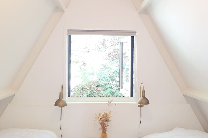 Slaapkamer 2 met nieuwe bedden en matrassen.