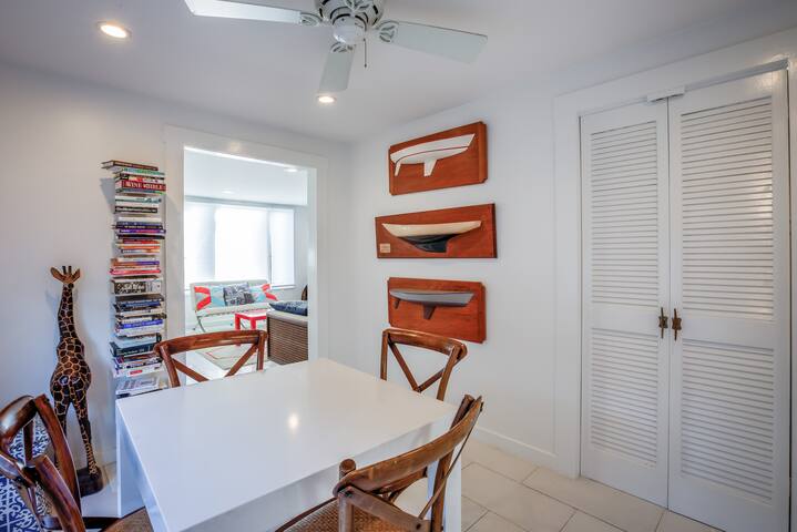 Beach Bungalow 3 Blocks to Ocean gallery image 2