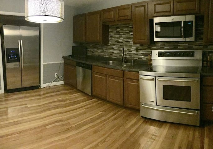 NEW Heated Pool Hot Tub ! 13 Bed 3 Bath Downtown ! gallery image 5