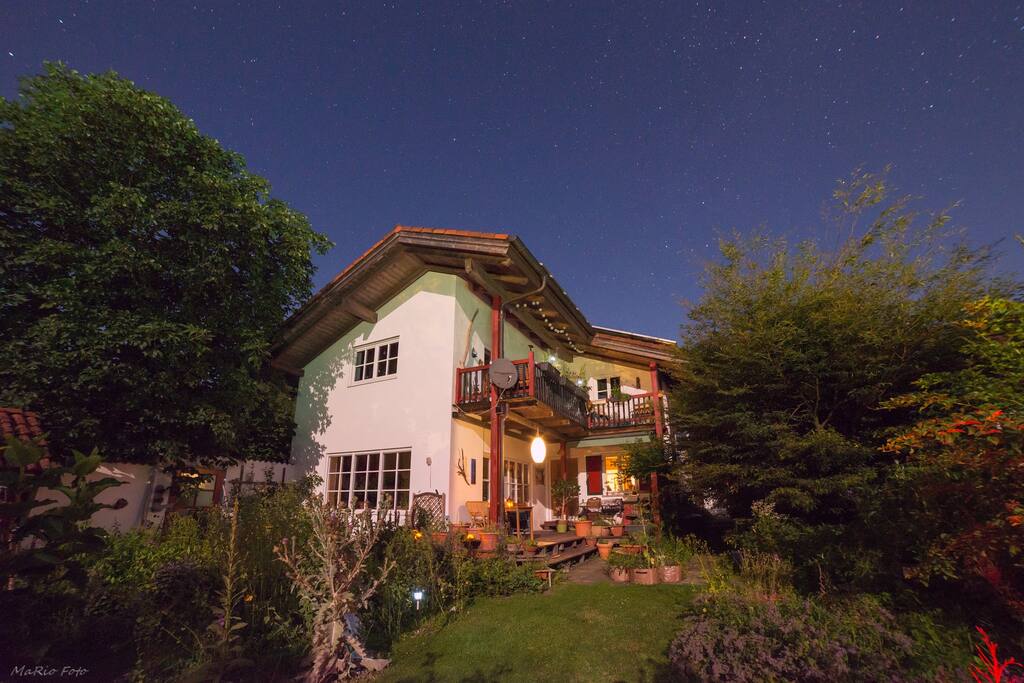 Unser Haus bei einer Vollmondnacht