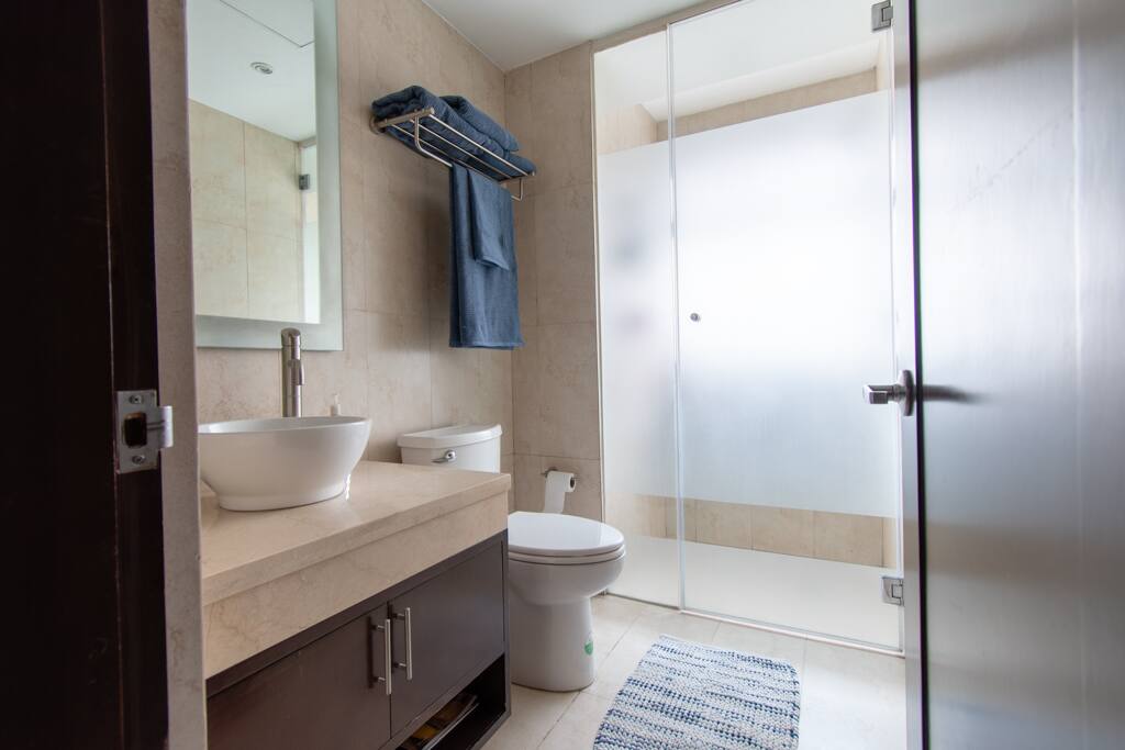 Bedroom #1 Bathroon // Baño del cuarto #1