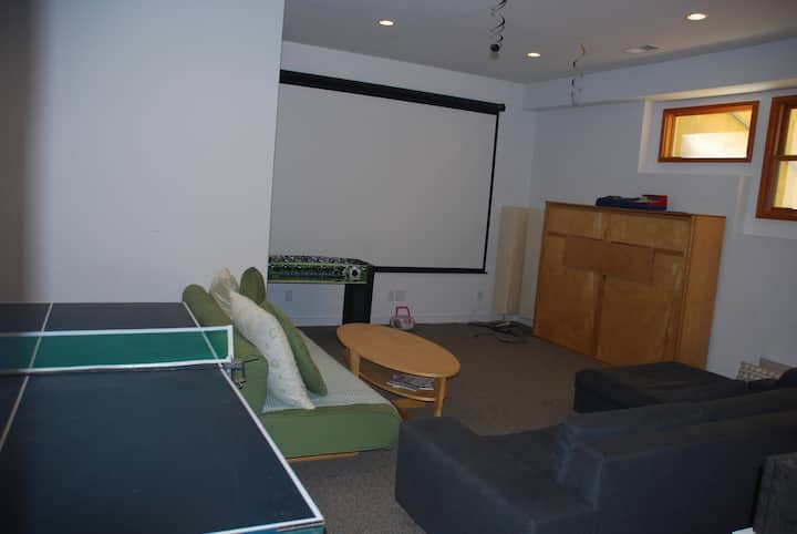 Სარდაფი კედლის საწოლითა და გასაშლელი დივნით