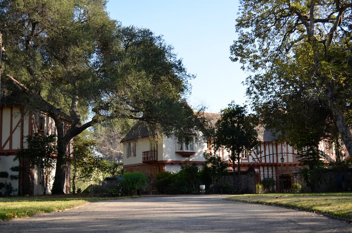 Estate@ROSEBOWL Bay Window Queen Rm