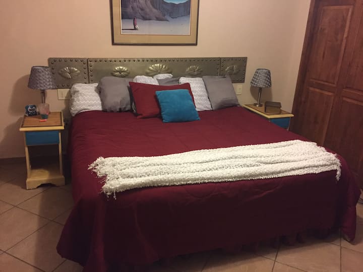 Სტუმრების ლამაზი და ფართო საძინებელი დიდი საწოლით, რომელიც შეიძლება დაიყოს ორადგილიან საწოლებად