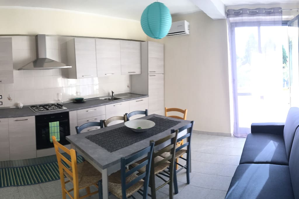 Cucina con tavolo fino a 8 posti,frigorifero, forno elettrico, condizionatore e divano letto matrimoniale.