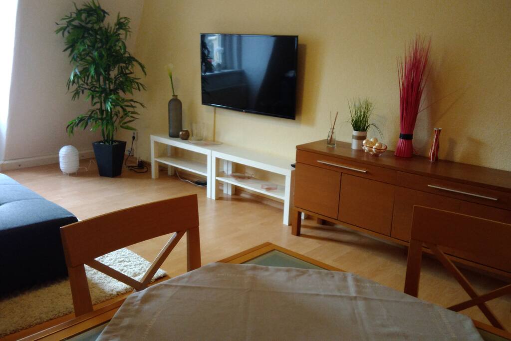 großer Fernseher, Sideboard mit Essgeschirr