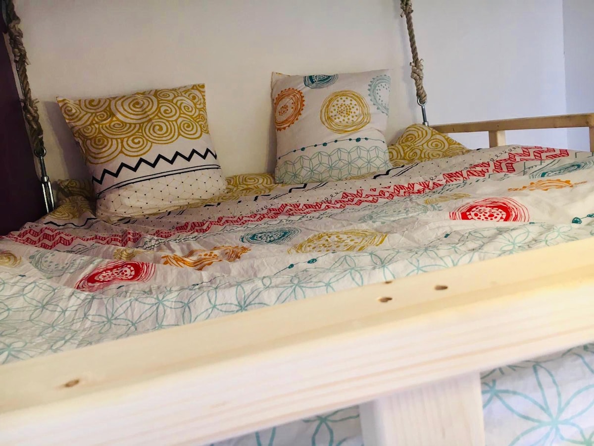 Posteljina je osigurana za svaki raspored spavanja u dovoljnom stanju, a madraci su novi i kvalitetni. 