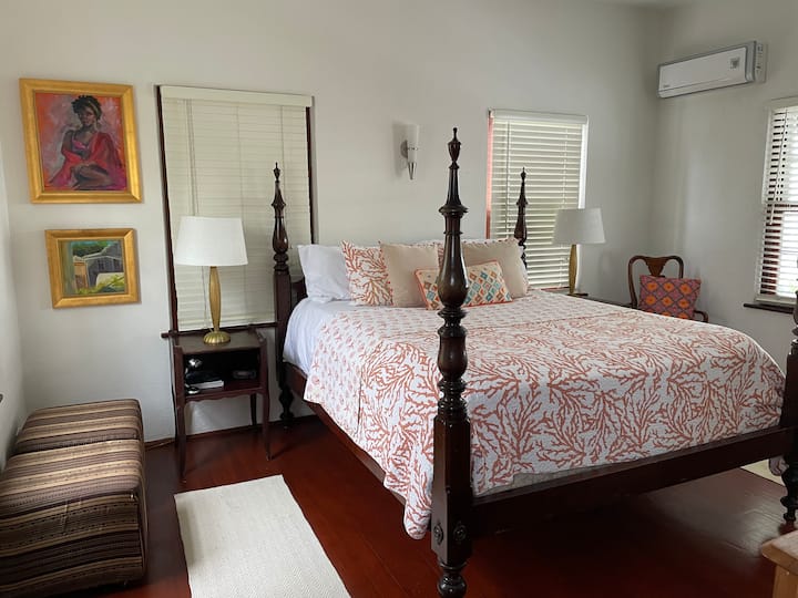 Hlavná spálňa na hornom poschodí má manželskú posteľ King so štyrmi plagátmi. 