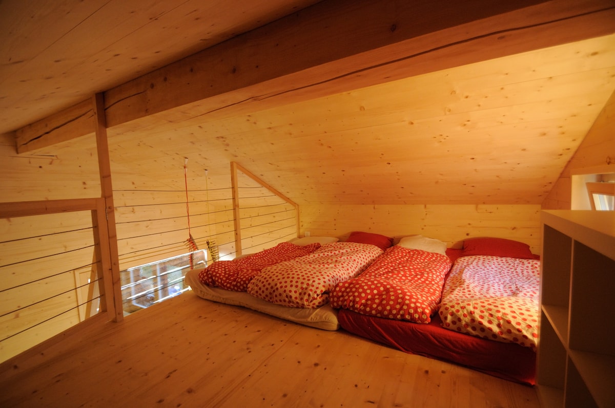 Dortoir pour 4 à 5 personnes sous le toit. Dortoir pour 4 à 5 personnes sur le toit.