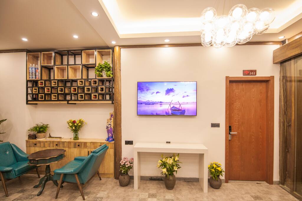 隐竺雨舍客厅和茶室,提供免费普洱茶。公区。
The living room and the teahouse of the hidden rain house provide free Pu'er tea.
축우사 거실과 다실, 무료 보이차를 제공합니다.공구.