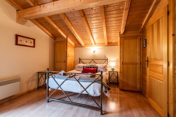 Planta superior - Dormitorio 2 - doble con balcón delantero y ducha / inodoro en suite
