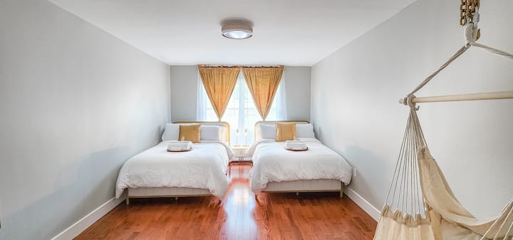 O quarto 1 dispõe de duas camas de casal confortáveis e uma cadeira suspensa encantadora — o local perfeito para relaxar e descontrair.