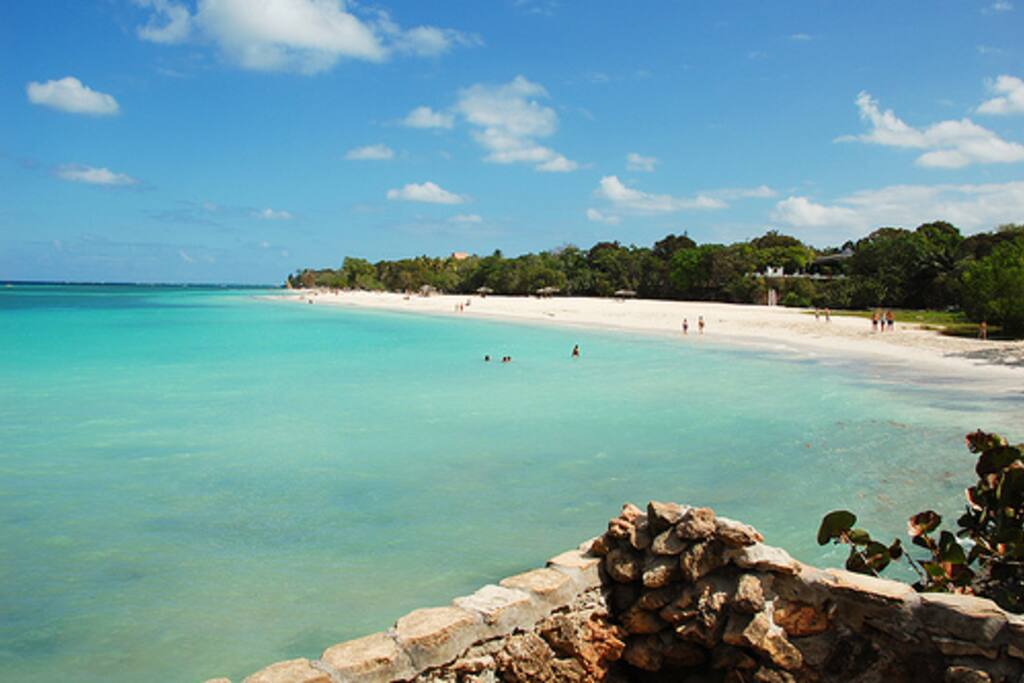 Playa de Guardalavaca, a solo 500 metros de la casa!