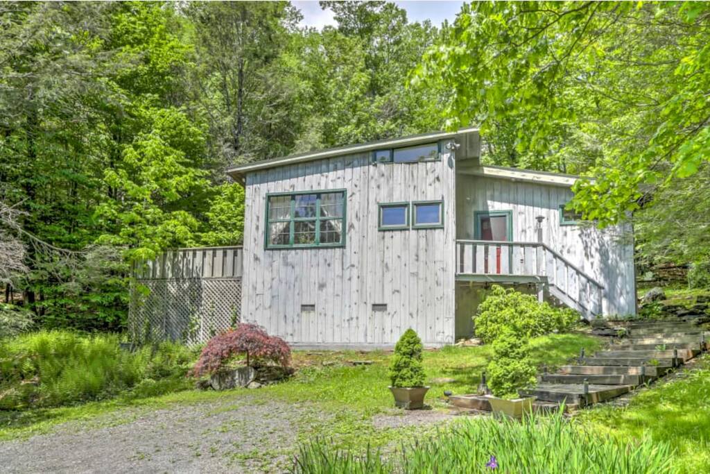 Secluded Woodstock Cottage with Hot Tub Houses for Rent in Woodstock