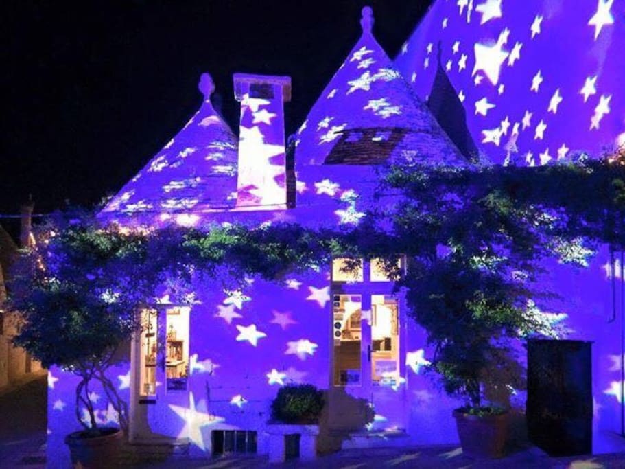 Alberobello paese magico e unico al mondo a 45 km da Bari centro. Valle d'Itria a dreaming land. 22 miles by car from Bari. Come and Enjoy !