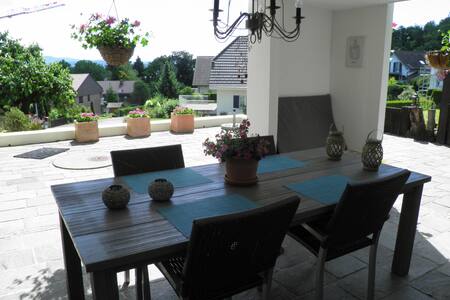 Large Private Suite Near City Airport Minutes Away