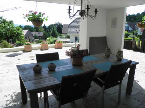 Large Private Suite Near City Airport Minutes Away