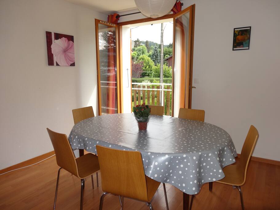 Salle à manger avec ouverture sur le balcon