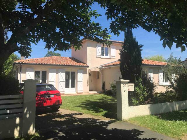 Grande maison calme avec piscine gallery image 3