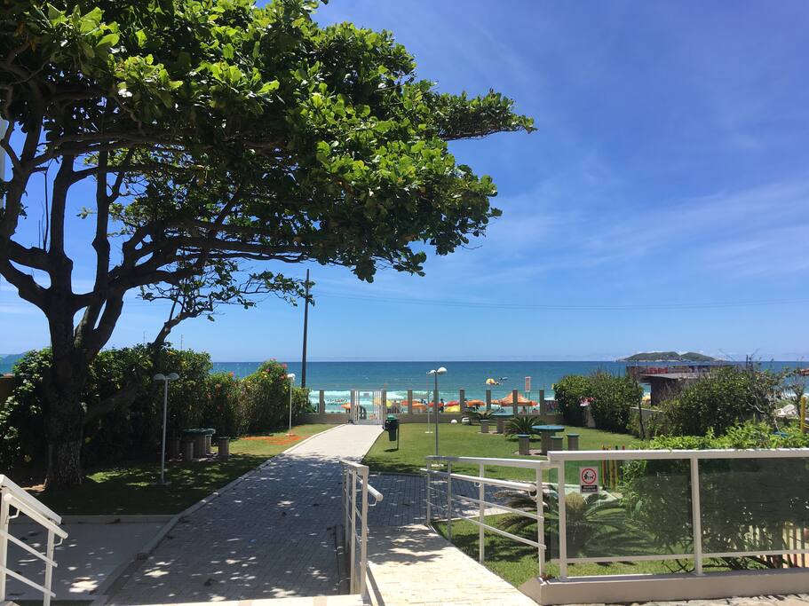 Prédio sai direto na praia, com um baita gramado para aproveitar a visa com algumas mesinhas!
