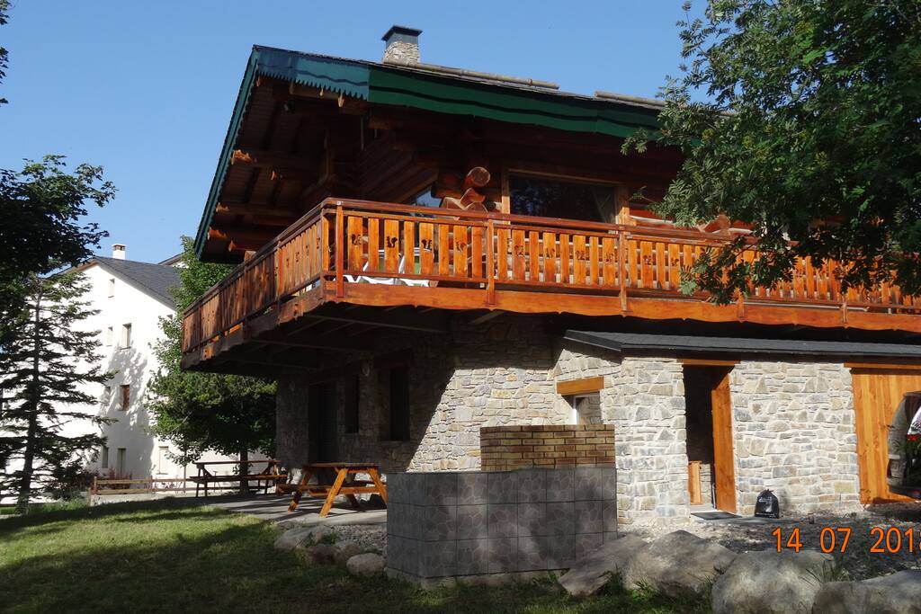 NOUVEAU : chalet en été avec BBQ géant