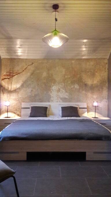 Schlafzimmer mit Doppelbett