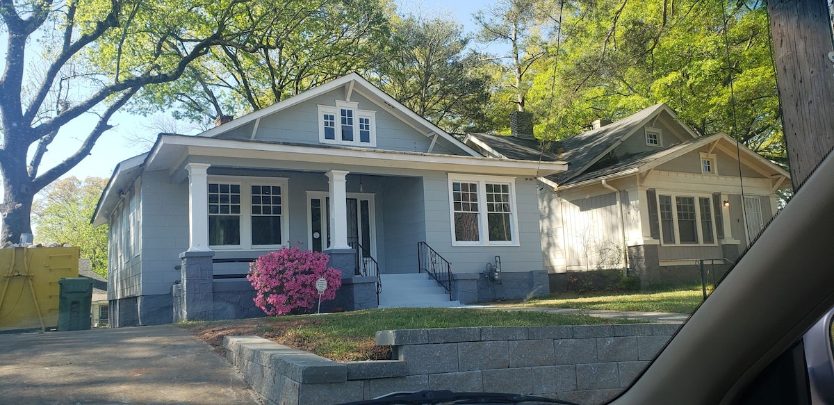 Top performing Airbnb: Beautiful Historic Home 5 Mins from Heart of City in Mozley Park