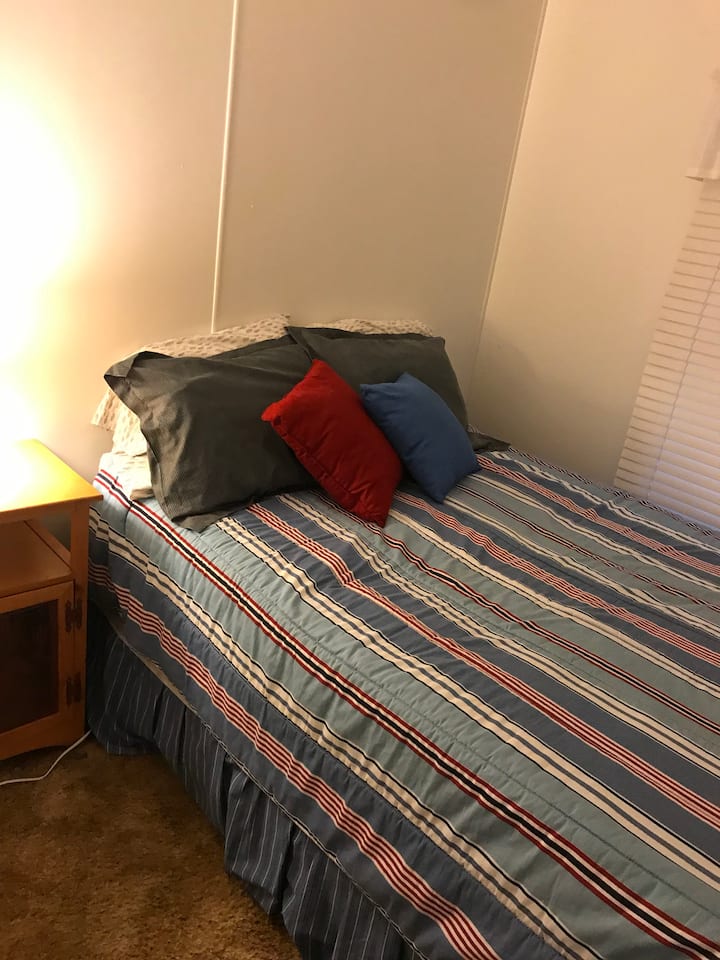 Брачен кревет (широк 125 - 149 см) во спалната соба 2 