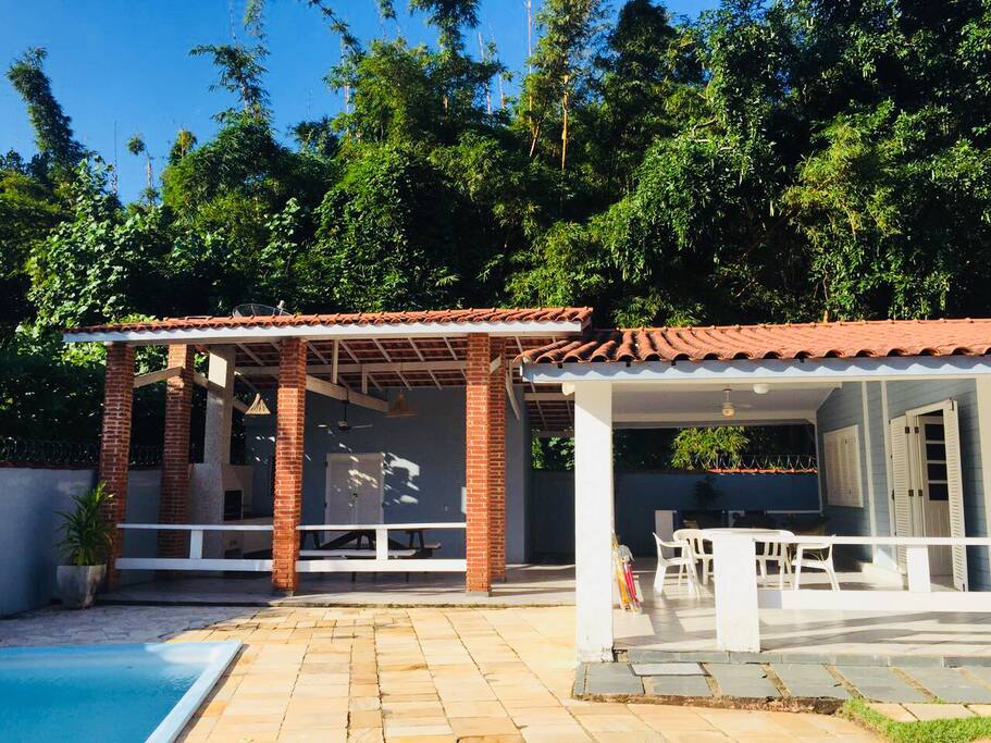 Area externa com churrasqueira e piscina