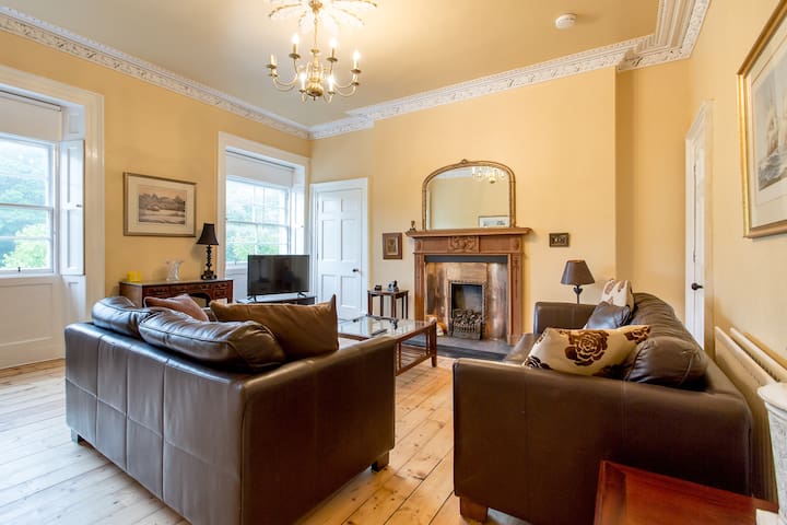 4 Bedroom City Centre Penthouse Sleeps 8 gallery image 2