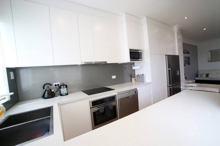 Beautiful BONDI BEACH Beachside House 3 bd 4-6 ppl gallery image 3